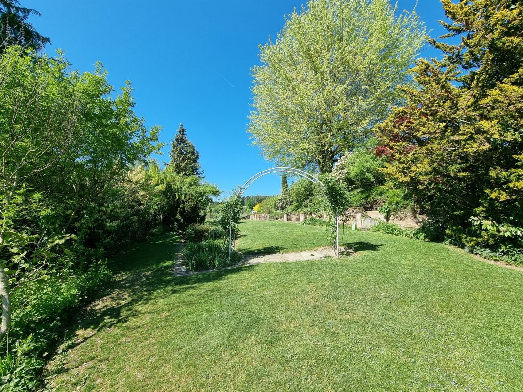 Großer Garten mit Rasen und Rankbogen