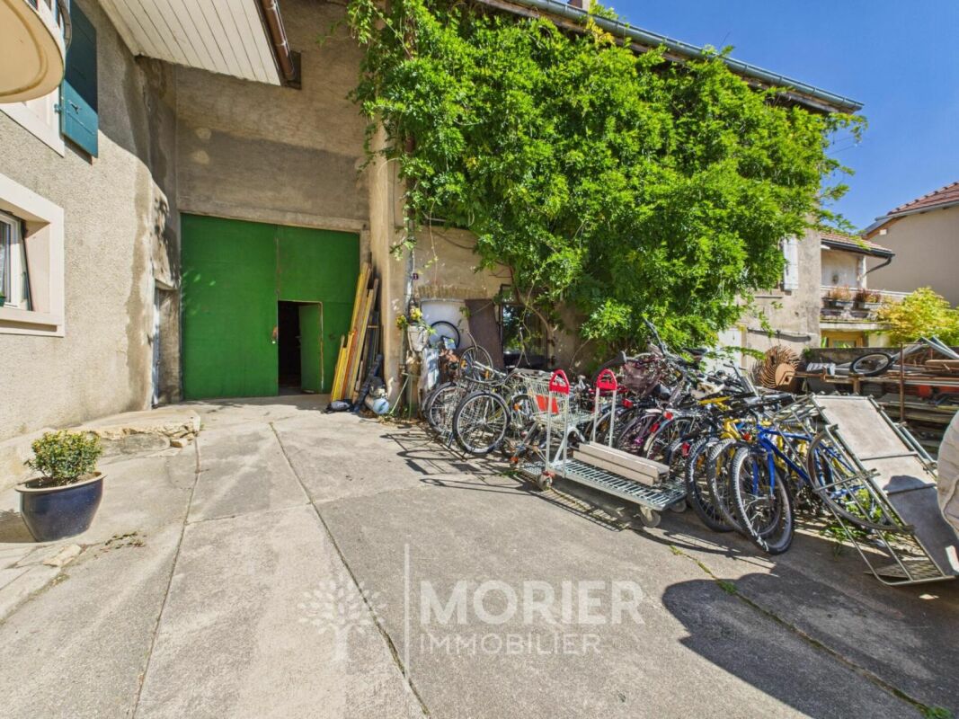 Innenhof mit Fahrrädern und großer Toröffnung