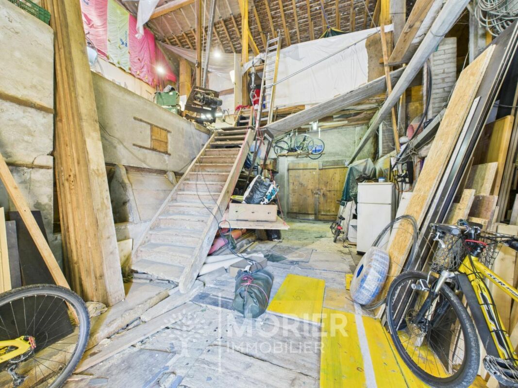 Unbekannter Abstellraum mit Treppe