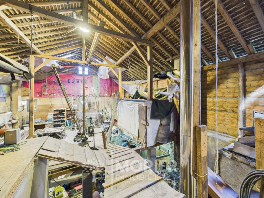 Dachbodenwerkstatt mit Holzstruktur