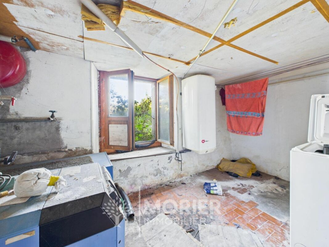 Hauswirtschaftsraum in renovierungsbedürftigem Zustand