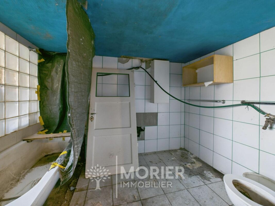 Verschlissenes Badezimmer mit sichtbaren Schäden