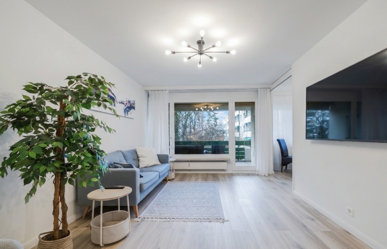 Helles Wohnzimmer mit Balkonblick