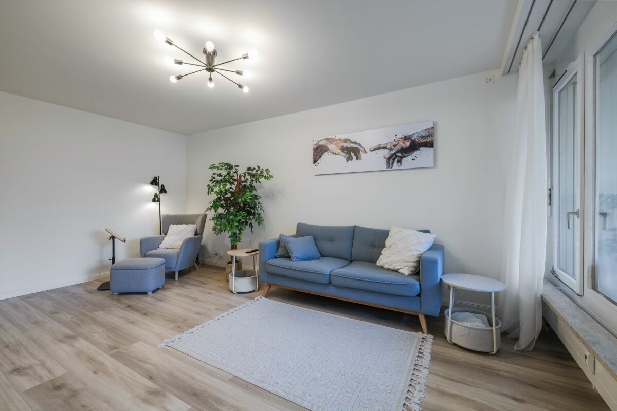 Heller, modern eingerichteter Wohnraum