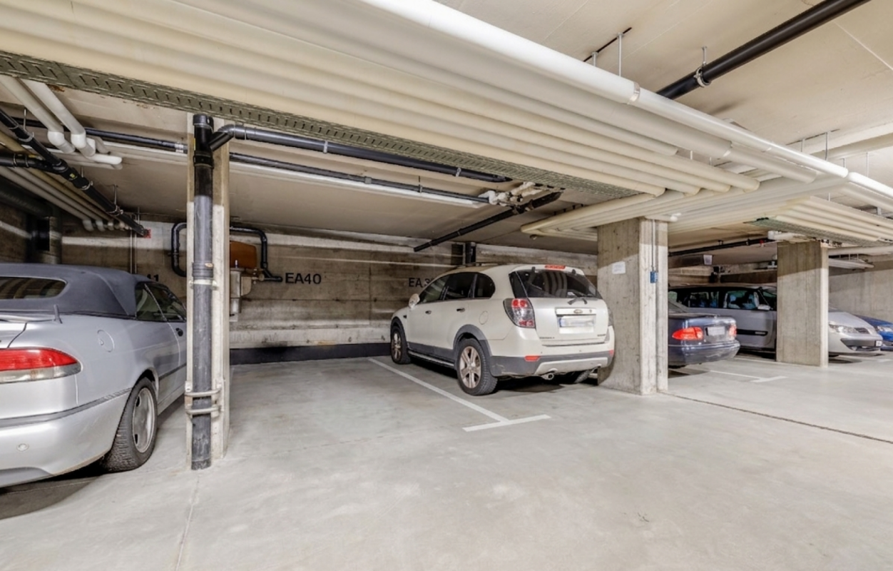 Tiefgarage mit geparkten Autos