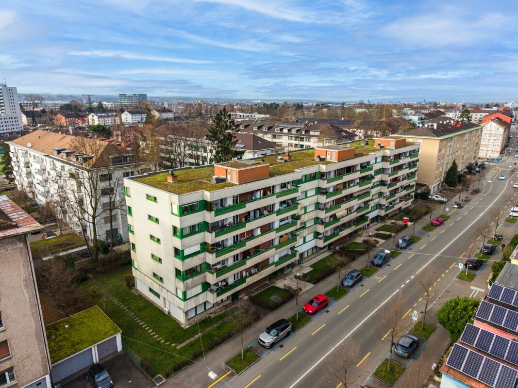 Städtische Wohnanlage mit begrüntem Flachdach