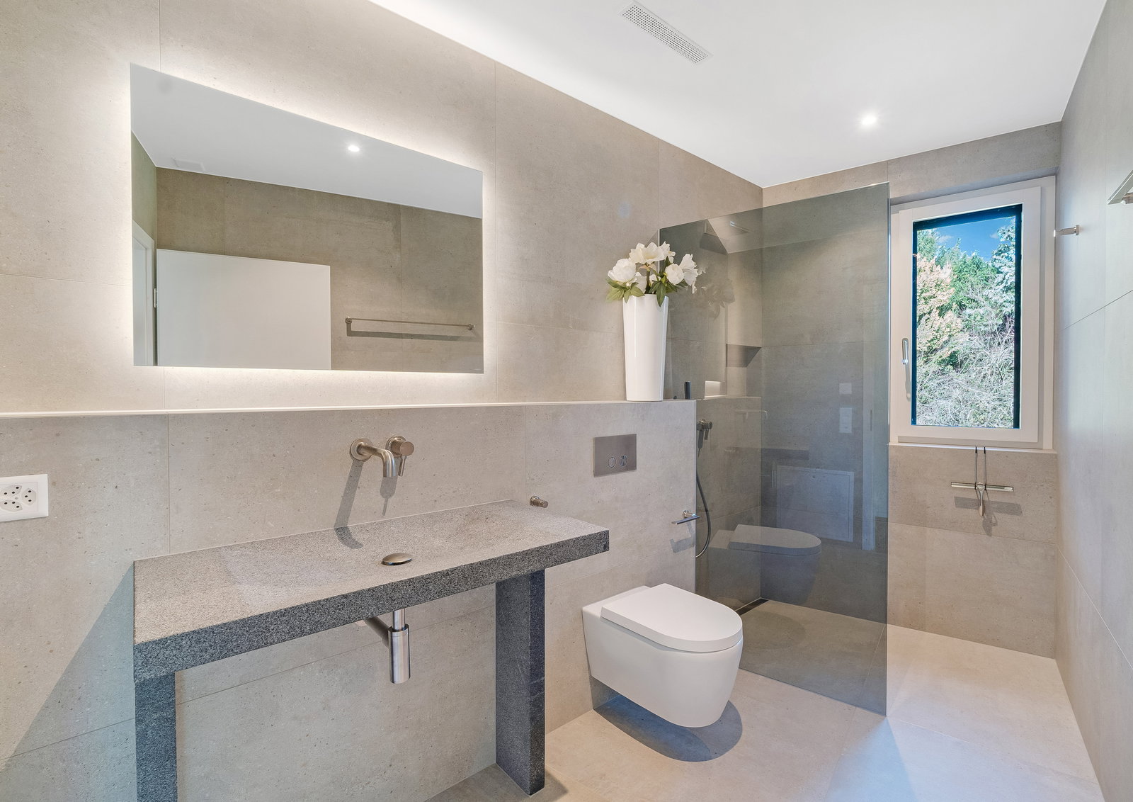 Modernes Badezimmer mit Walk-in-Dusche und Waschtisch