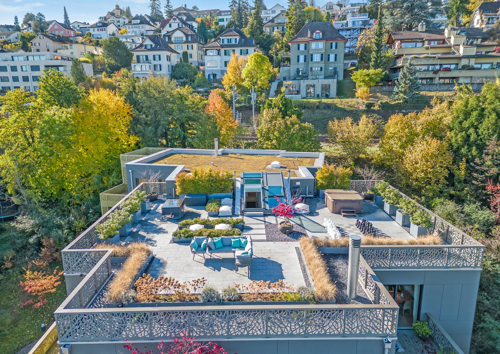 Dachterrasse mit Blick über ein Wohnviertel