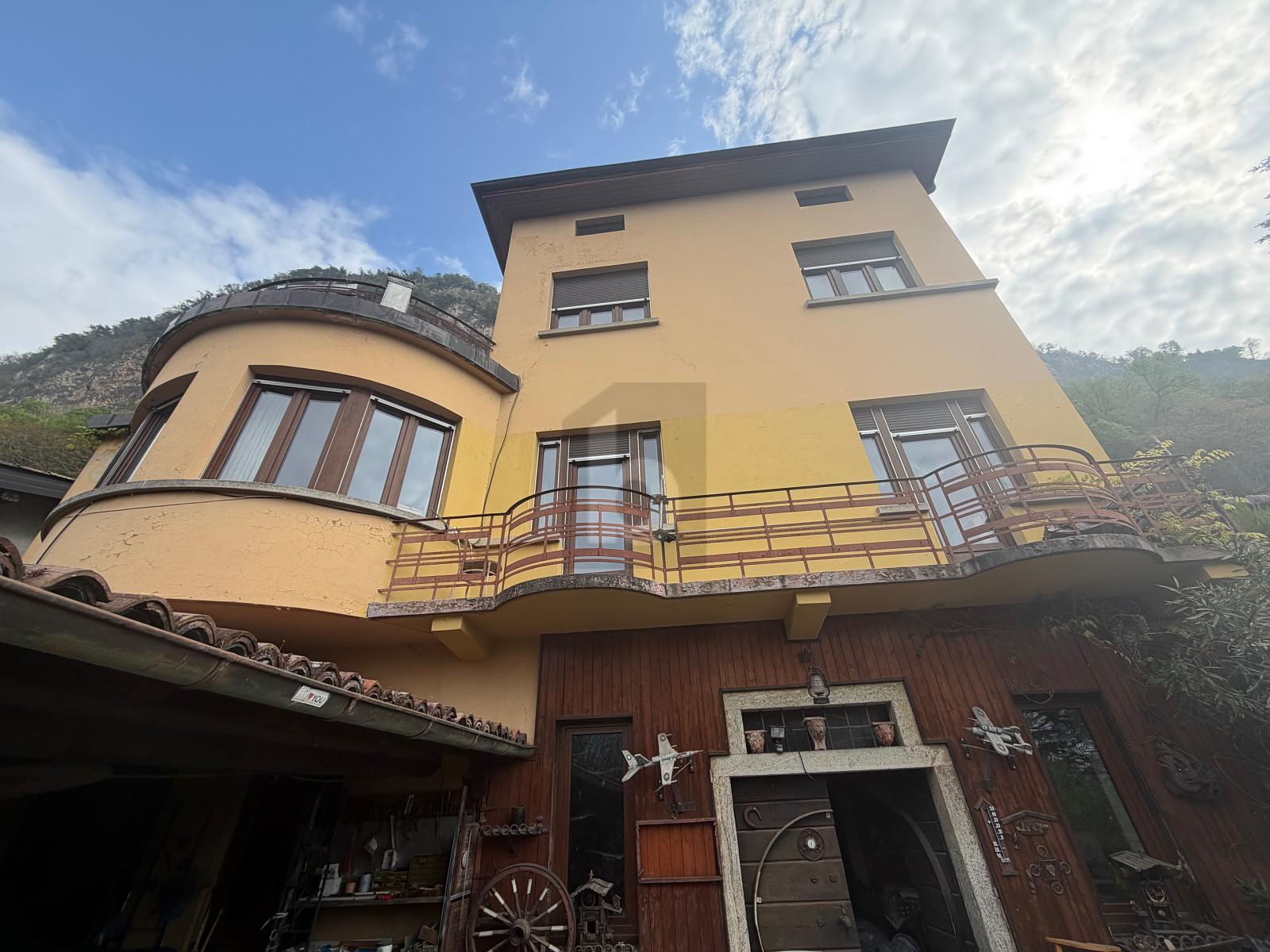 GROSS, ZU RENOVIEREN MIT TOP-LAGE – Mendrisio