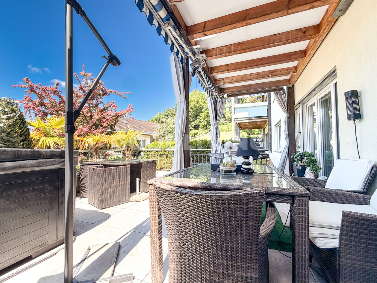 Überdachte Terrasse mit Gartenmöbeln