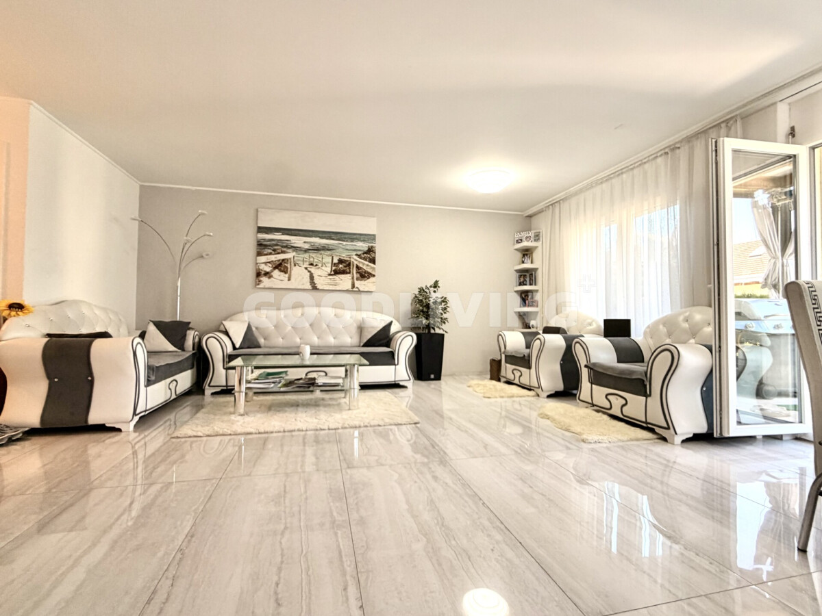 Helles, modern eingerichtetes Wohnzimmer