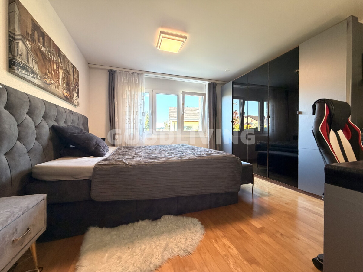 Schlafzimmer mit großem Fenster und Schrankwand