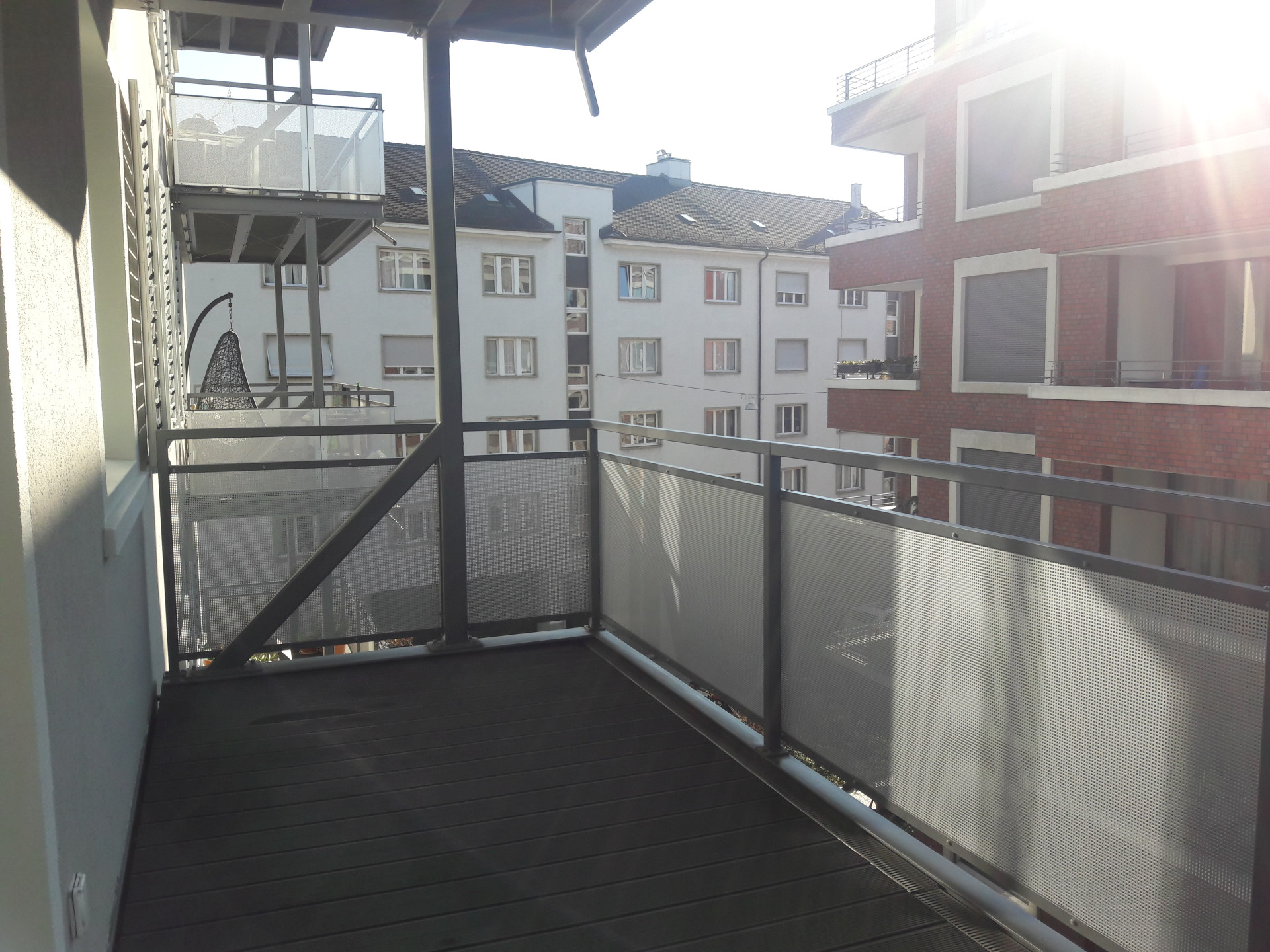 Balkon mit Blick auf Innenhofbebauung