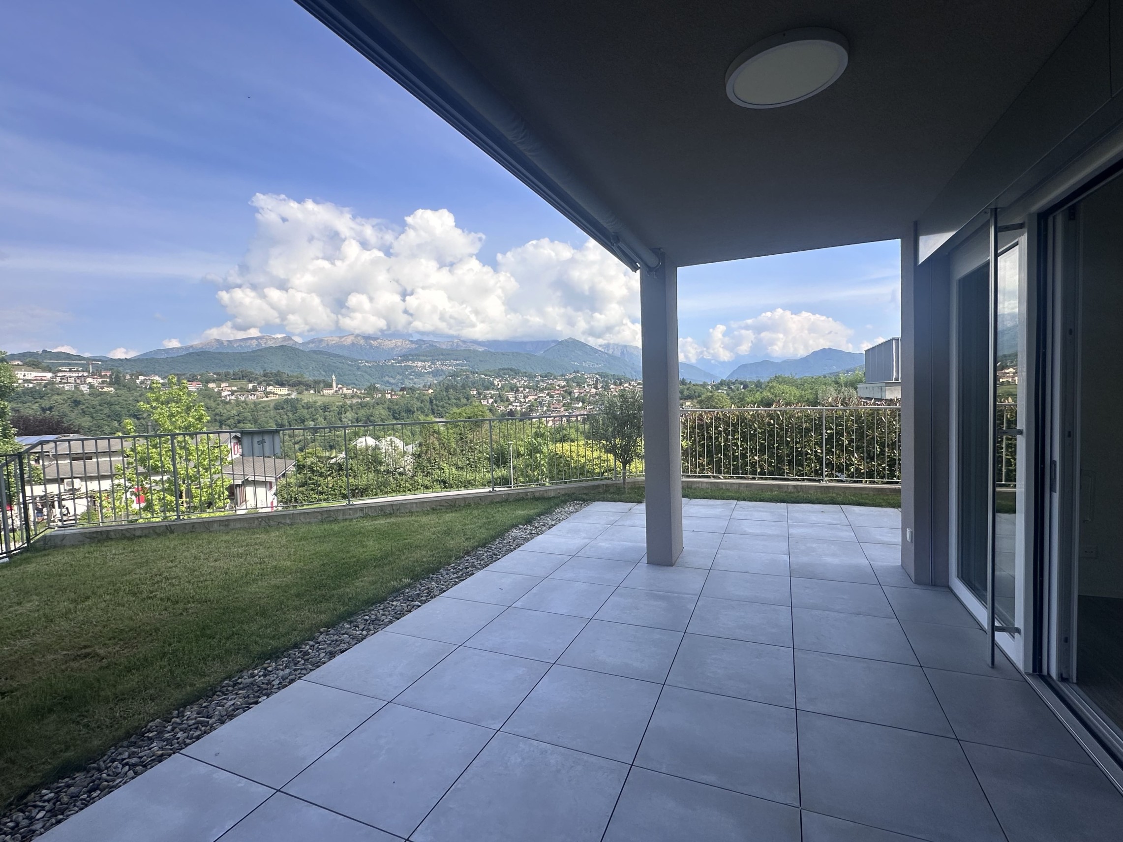 Überdachte Terrasse mit Panoramablick