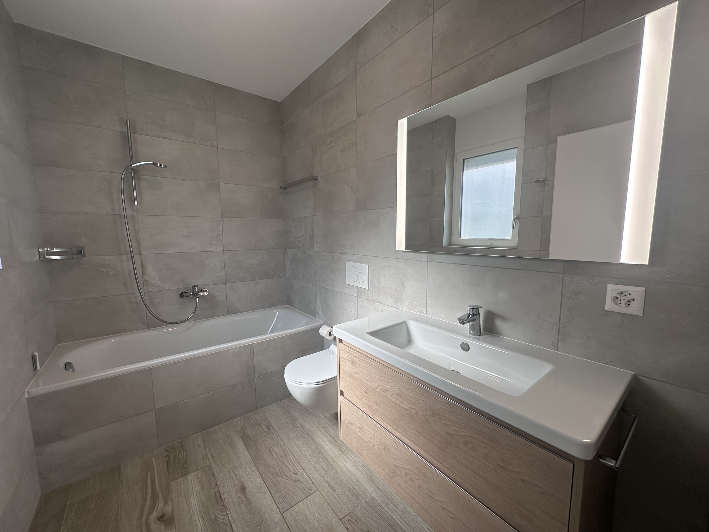 Modernes Badezimmer mit Badewanne und Waschtisch
