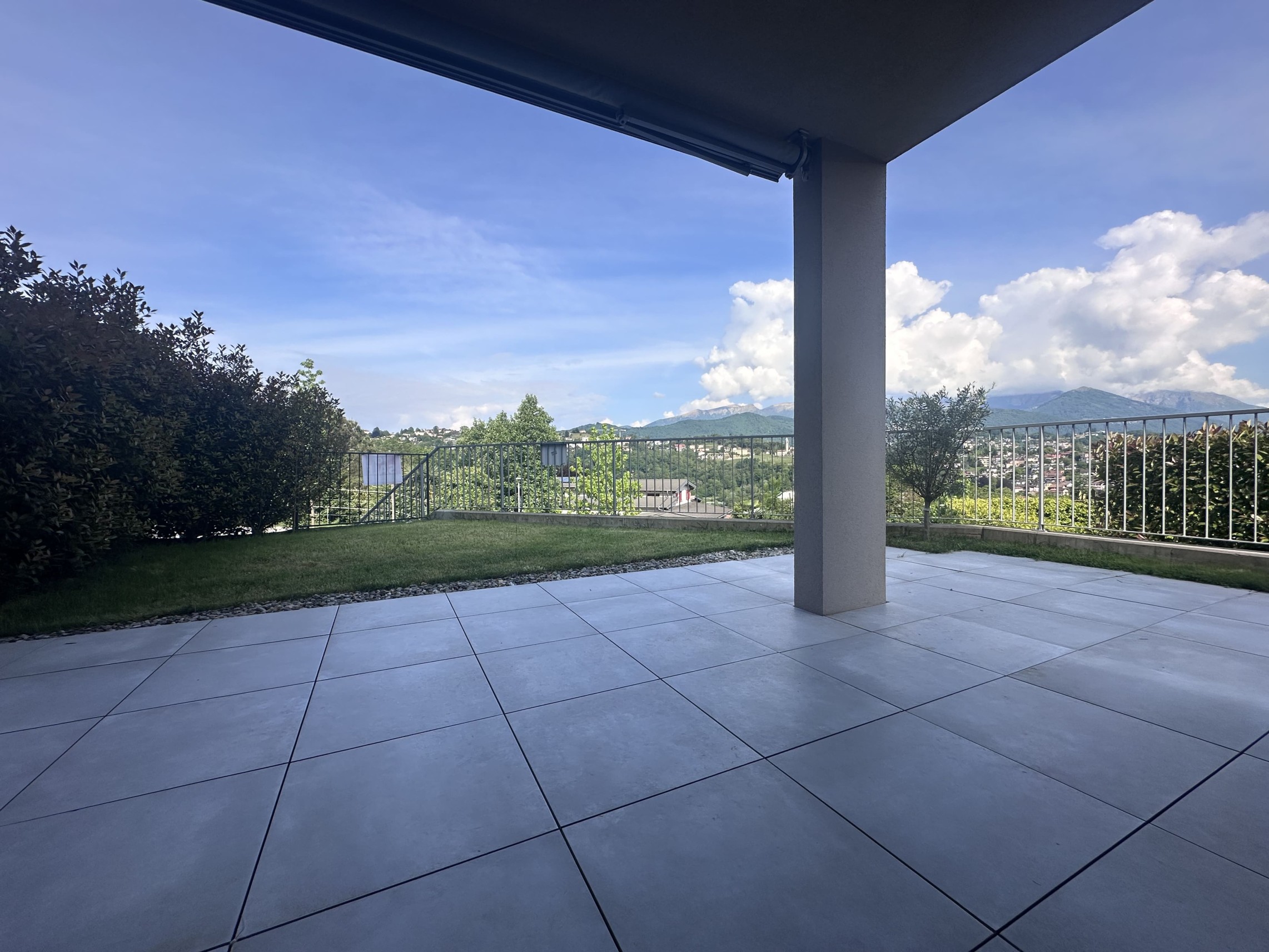 Überdachte Terrasse mit Panoramablick