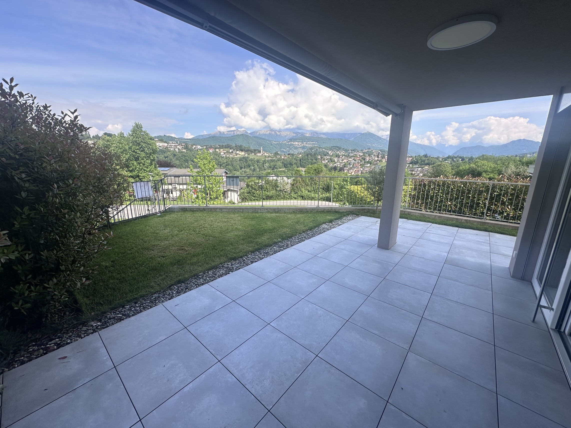 Überdachte Terrasse mit Weitblick