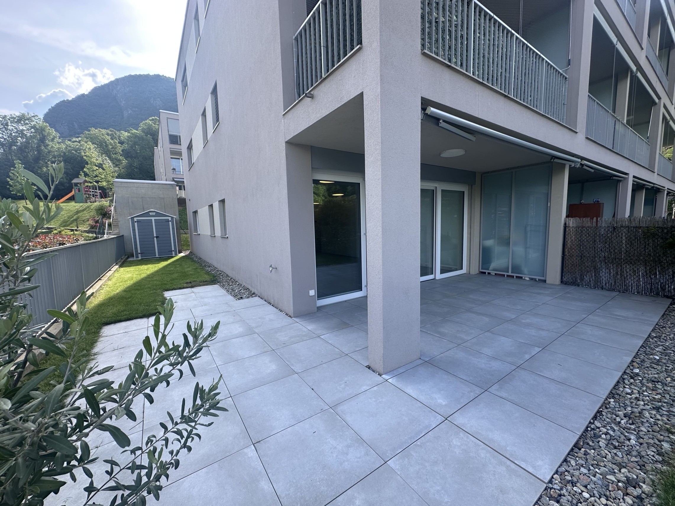 Moderne Außenansicht mit Terrasse und Garten