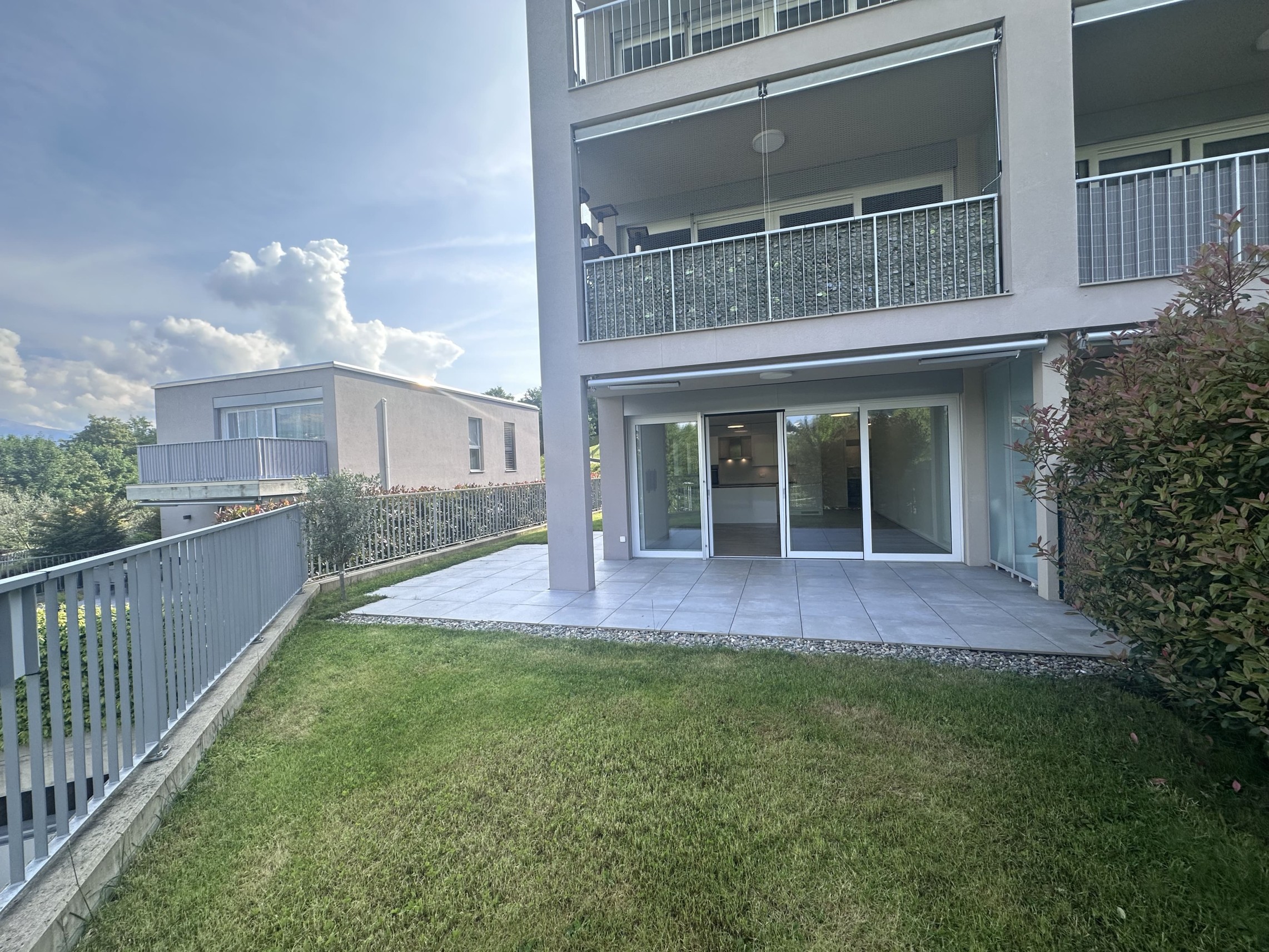 Moderne Wohnanlage mit Garten und Terrasse