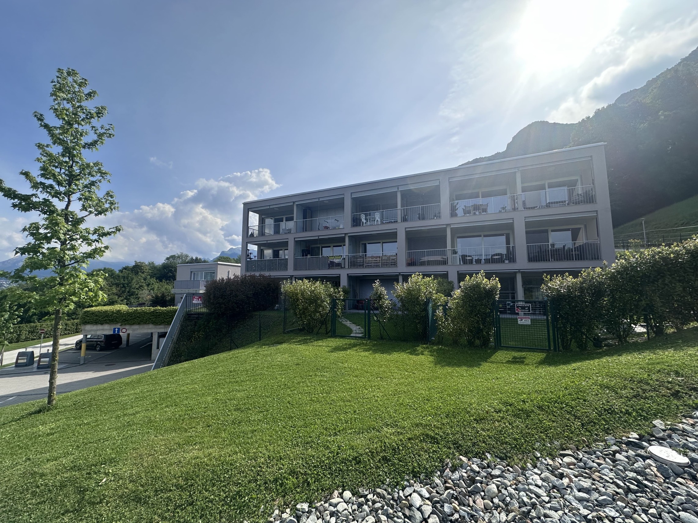 Modernes Mehrfamilienhaus mit Balkonen in Berglage