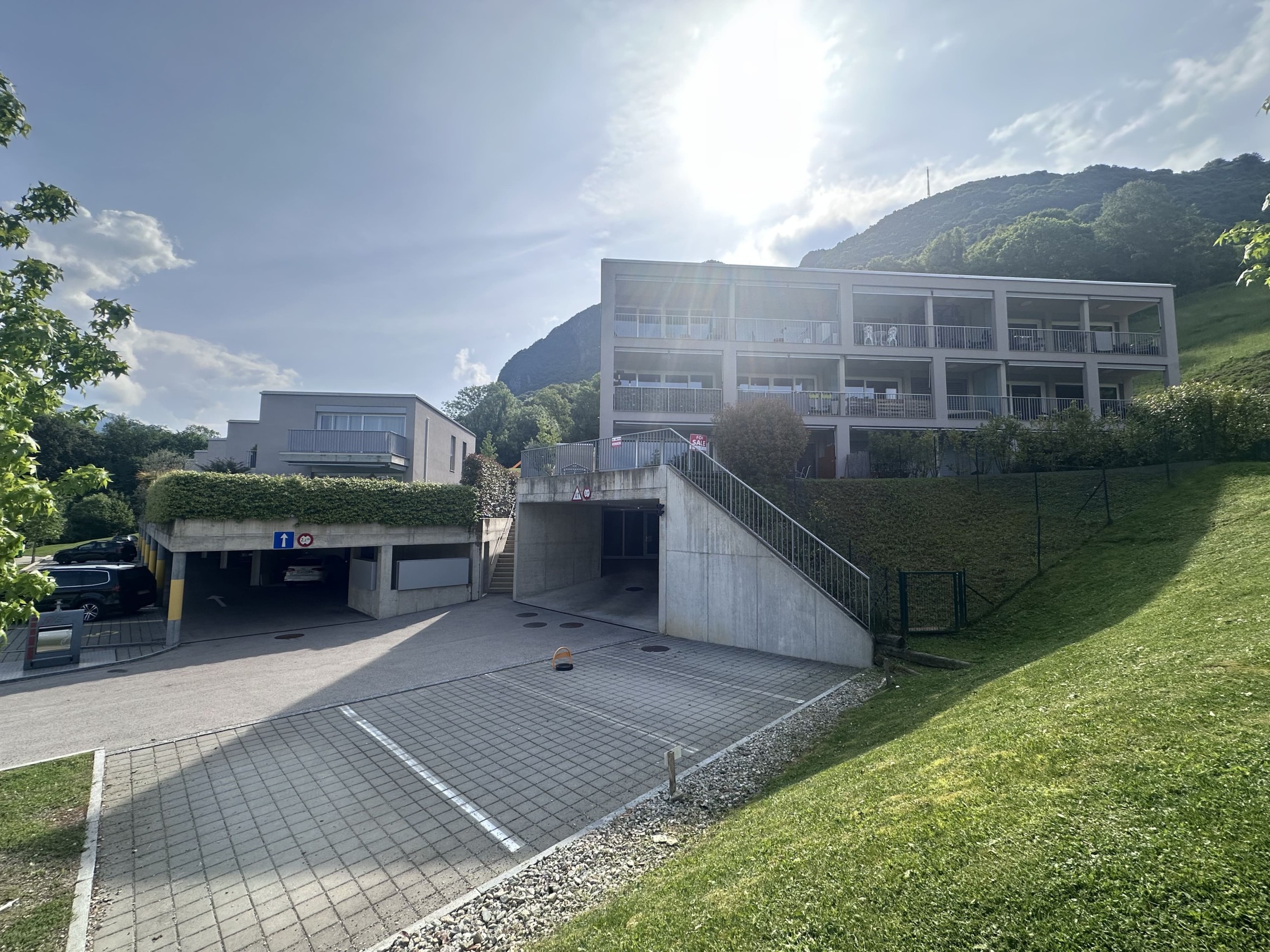 Moderne Wohnanlage in Hanglage