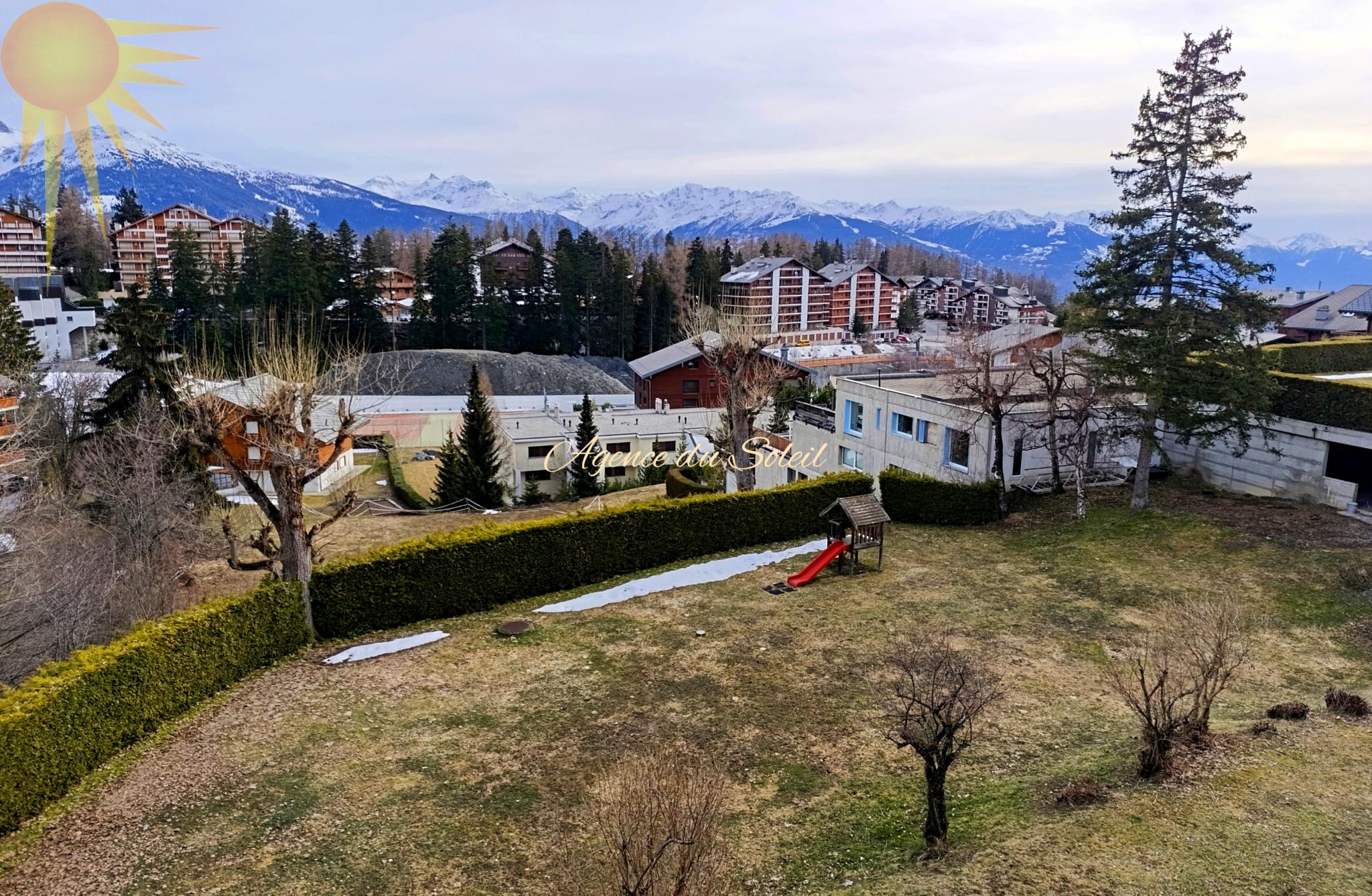 Bergblick über Garten und Wohngebiet