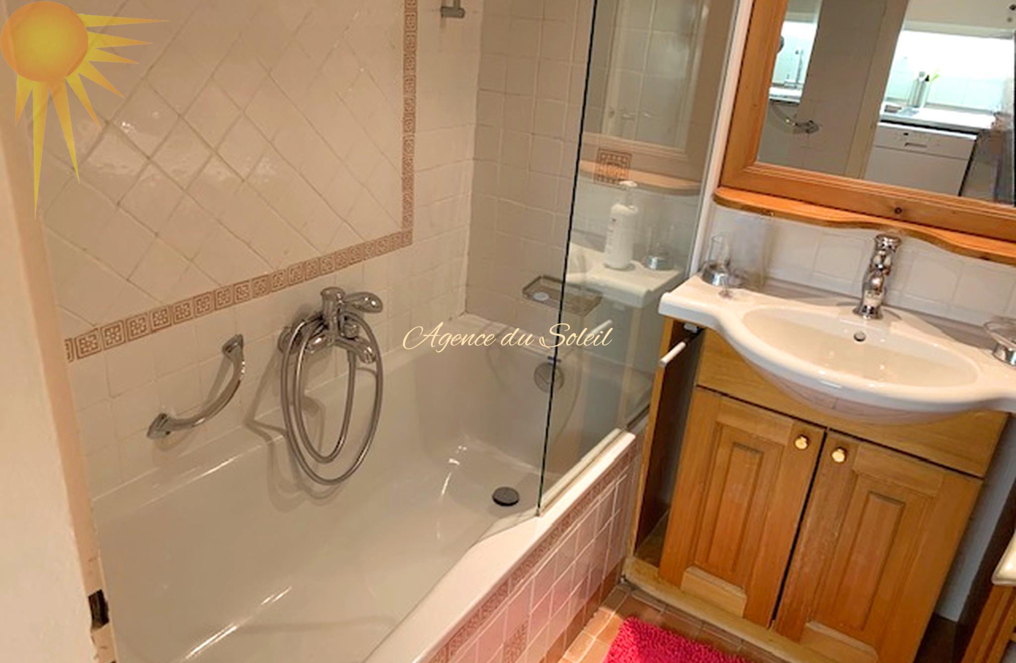 Badezimmer mit Badewanne und Holzwaschtisch