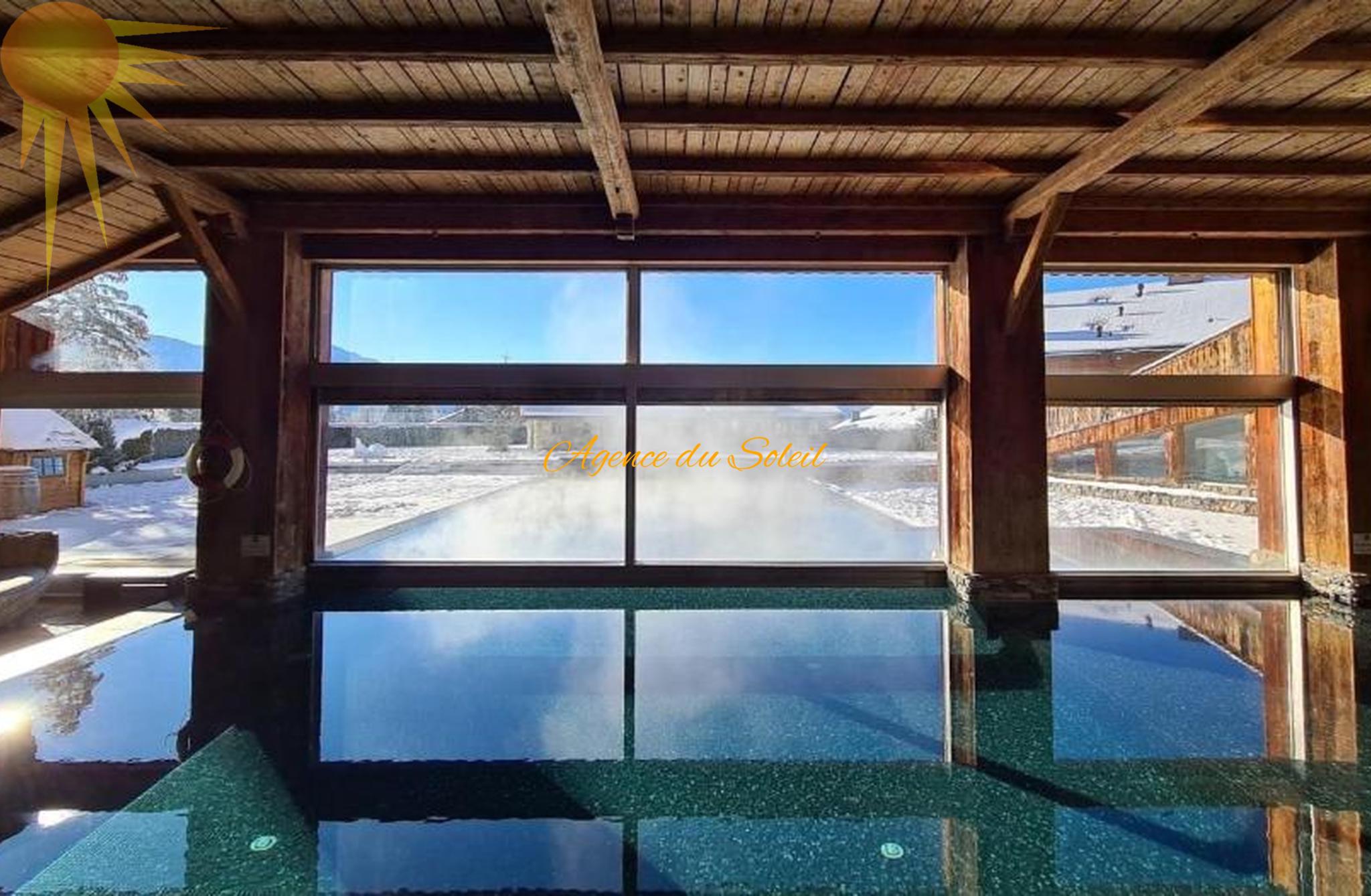 Innenpool mit Bergblick