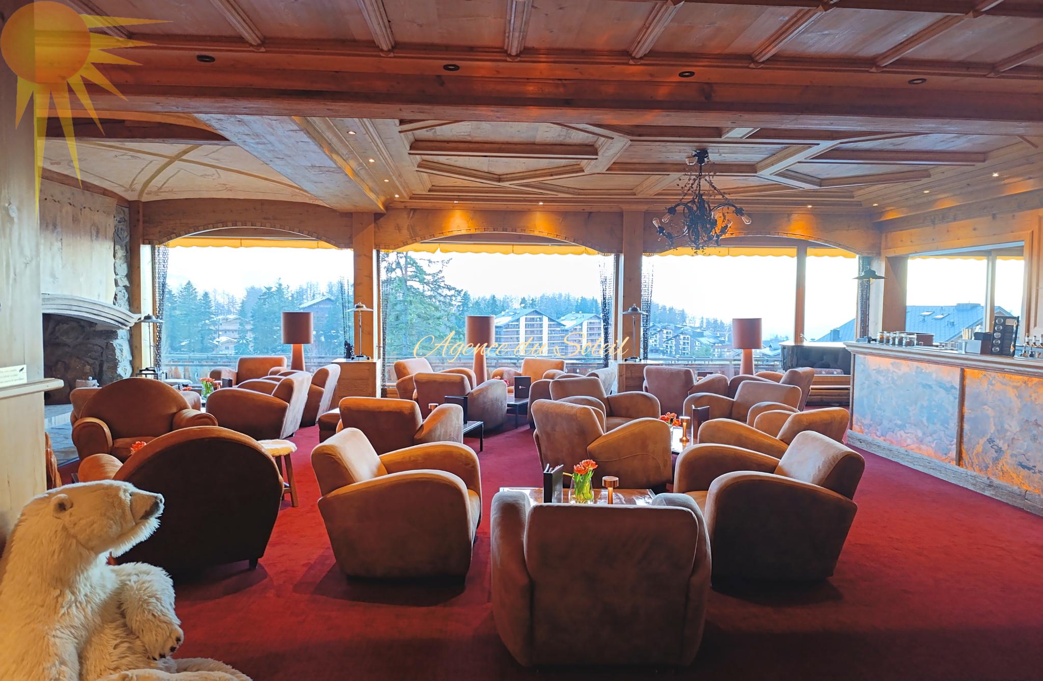 Großzügiger Lounge-/Barbereich mit Bergblick
