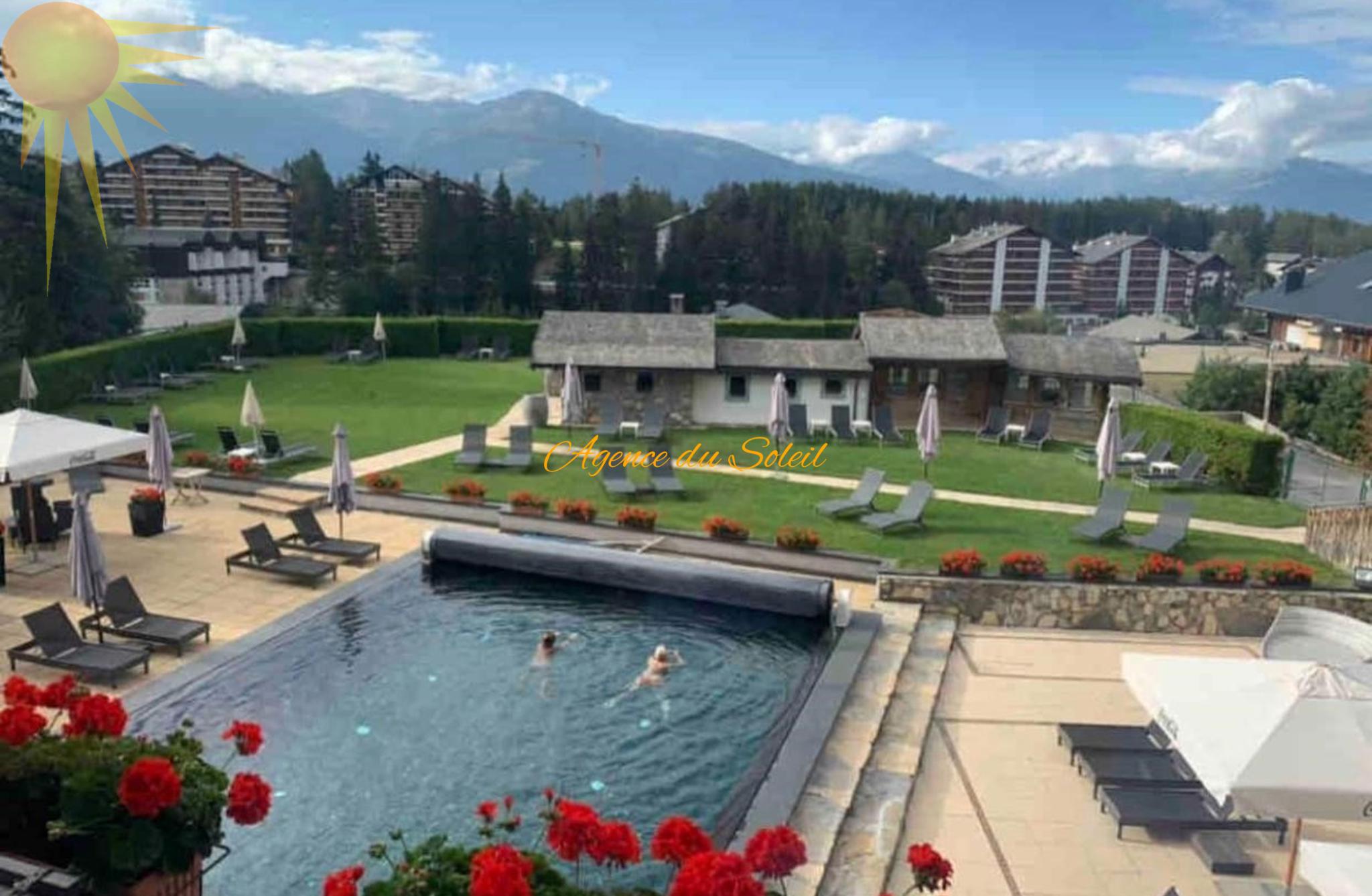 Außenbereich mit Pool und Bergblick