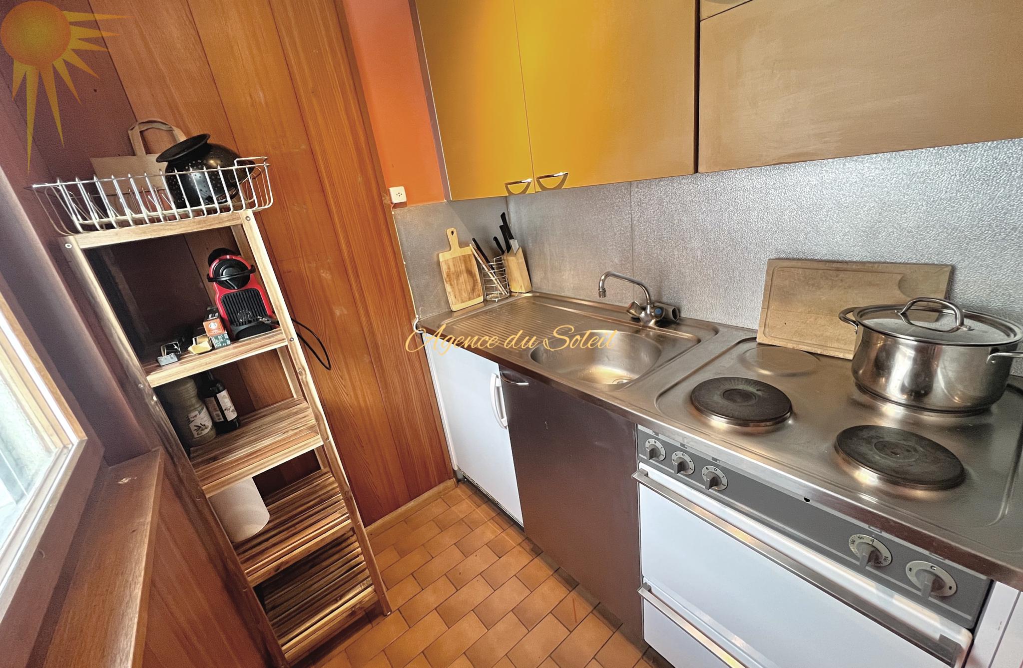 Kleine Küche mit Holzfronten