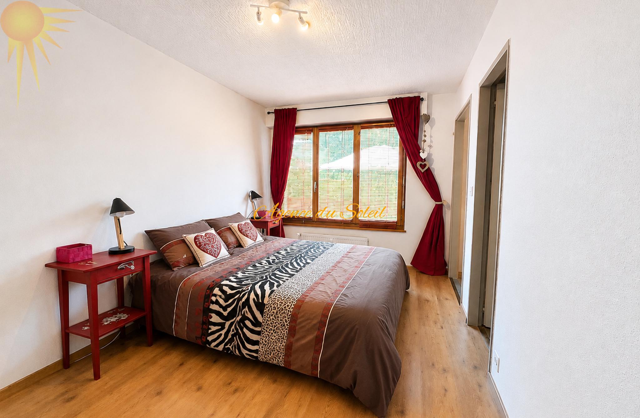 Gemütliches Schlafzimmer mit Balkonblick
