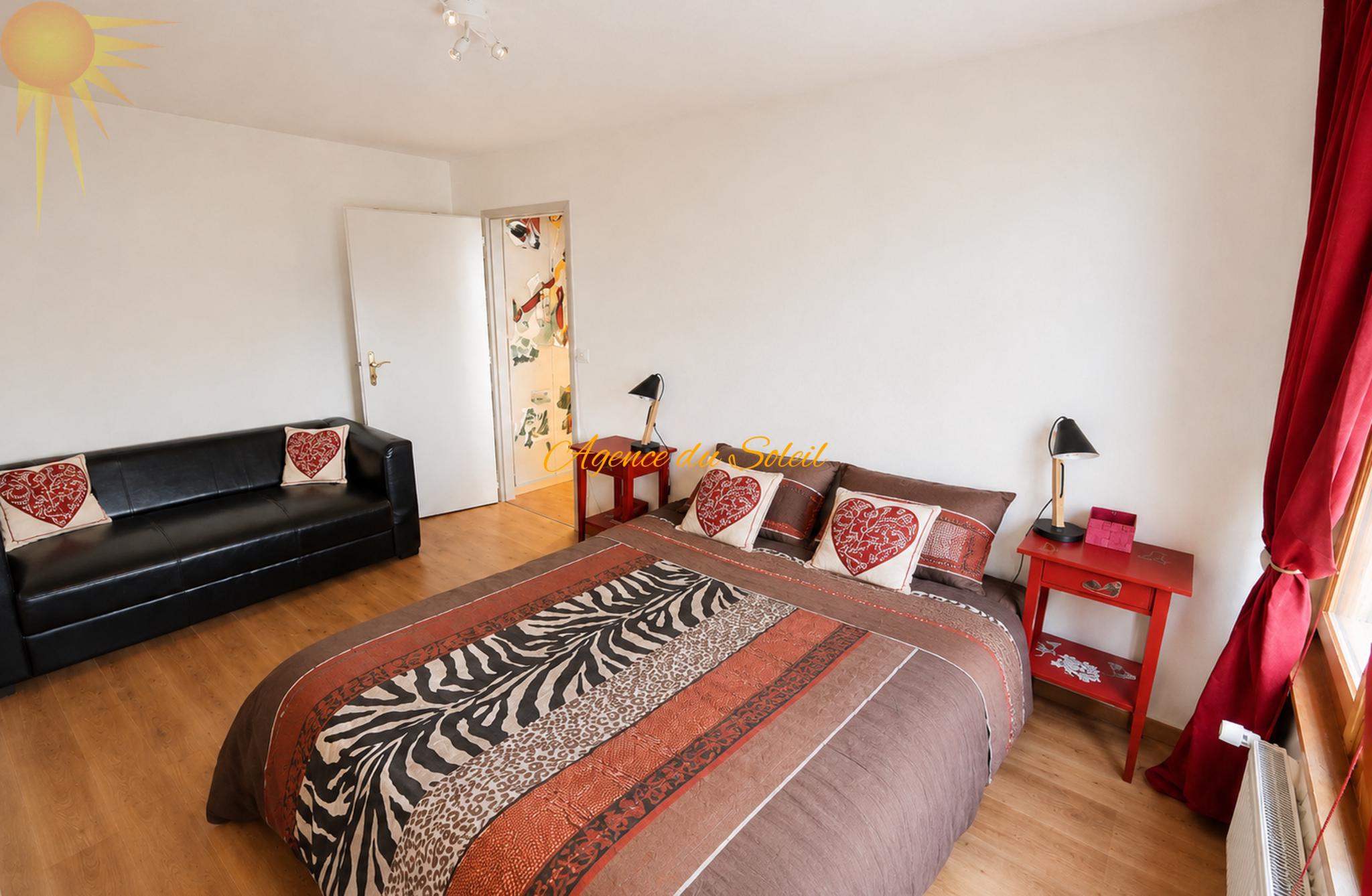 Schlafzimmer mit Doppelbett und Sofa
