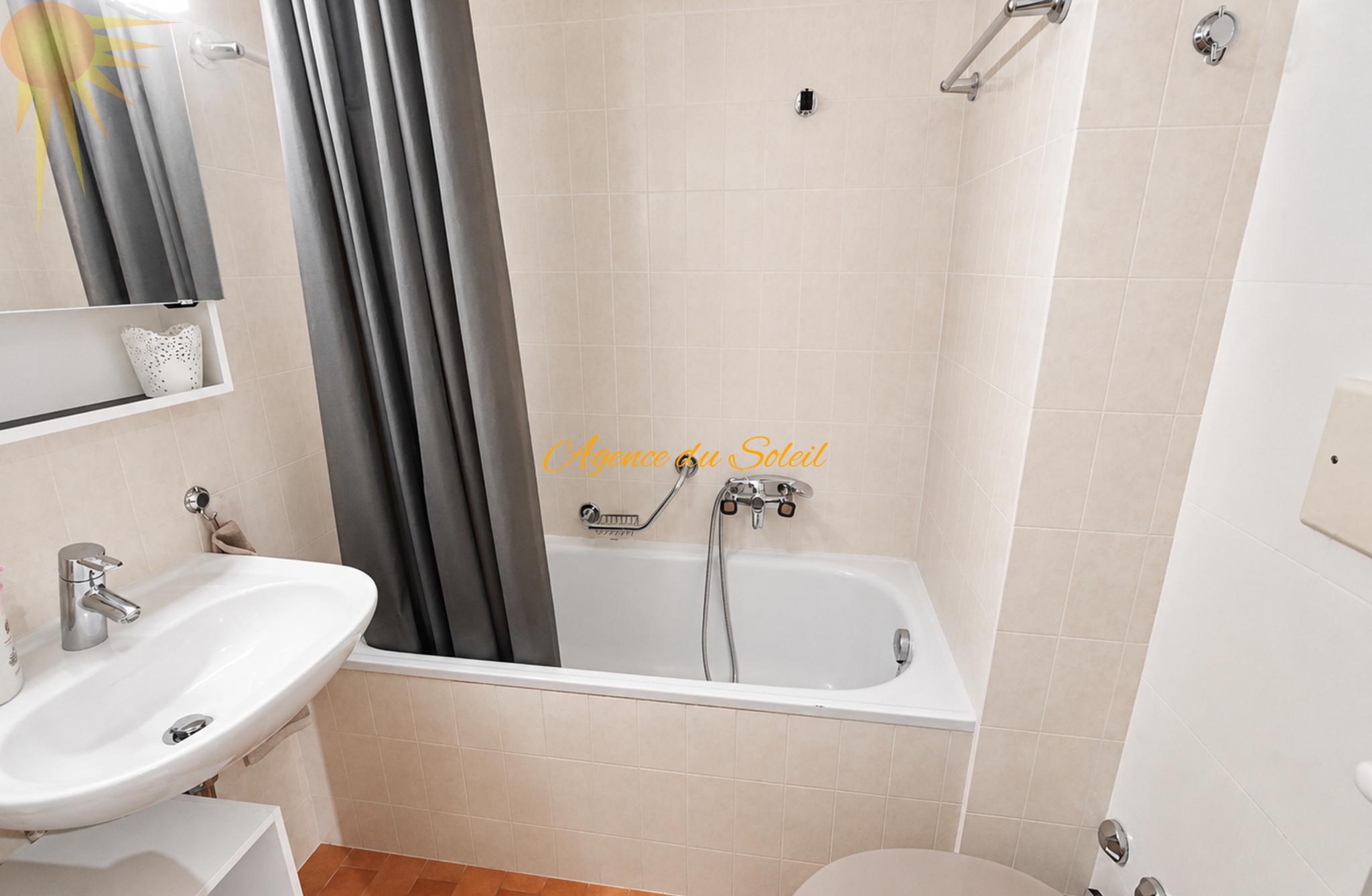 Badezimmer mit Wanne und Waschtisch