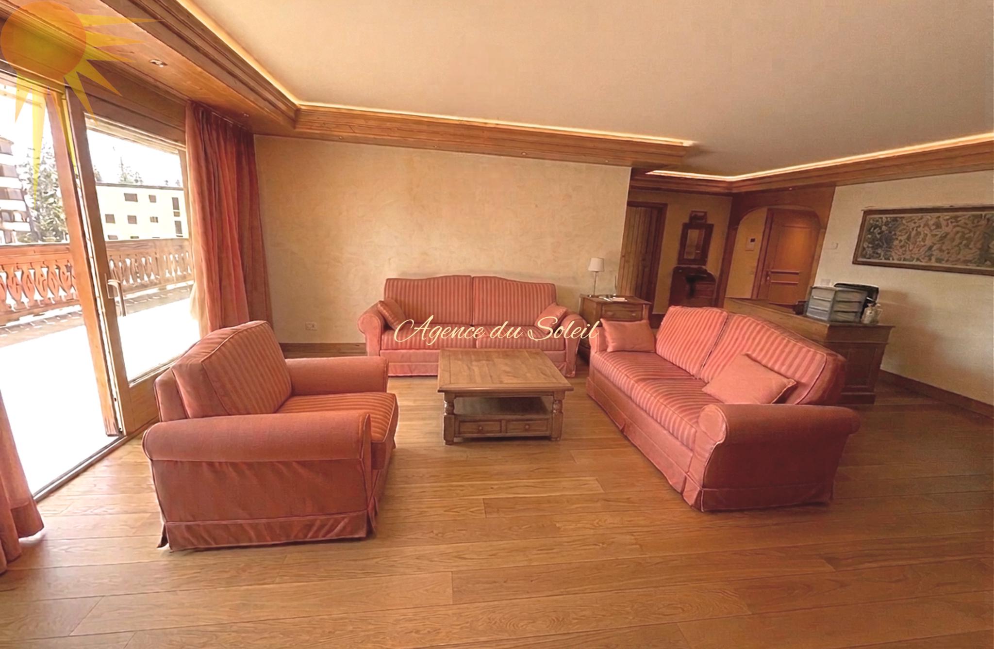 Wohnzimmer mit Balkonblick