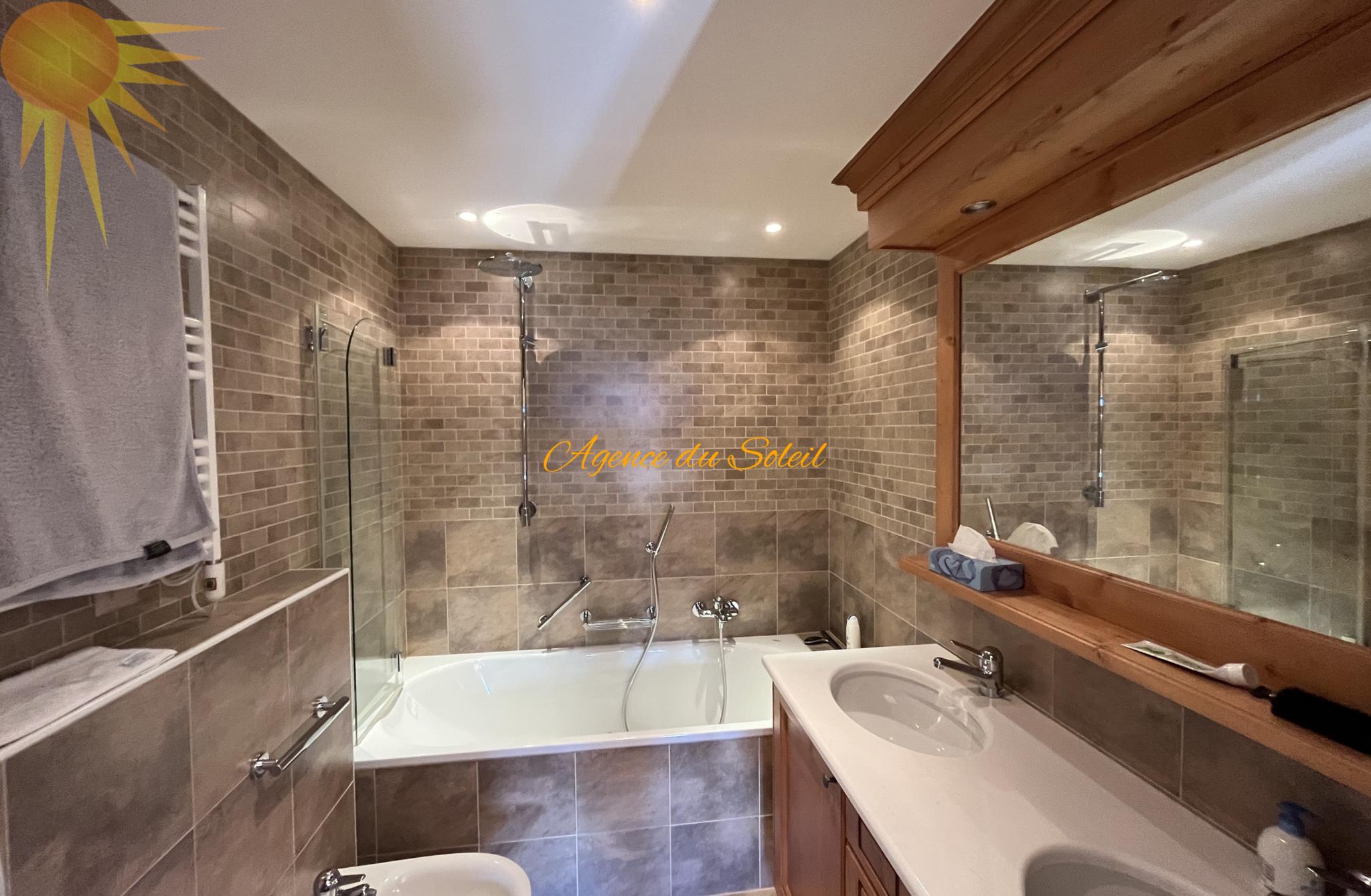 Badezimmer mit Wanne und Holzdetails