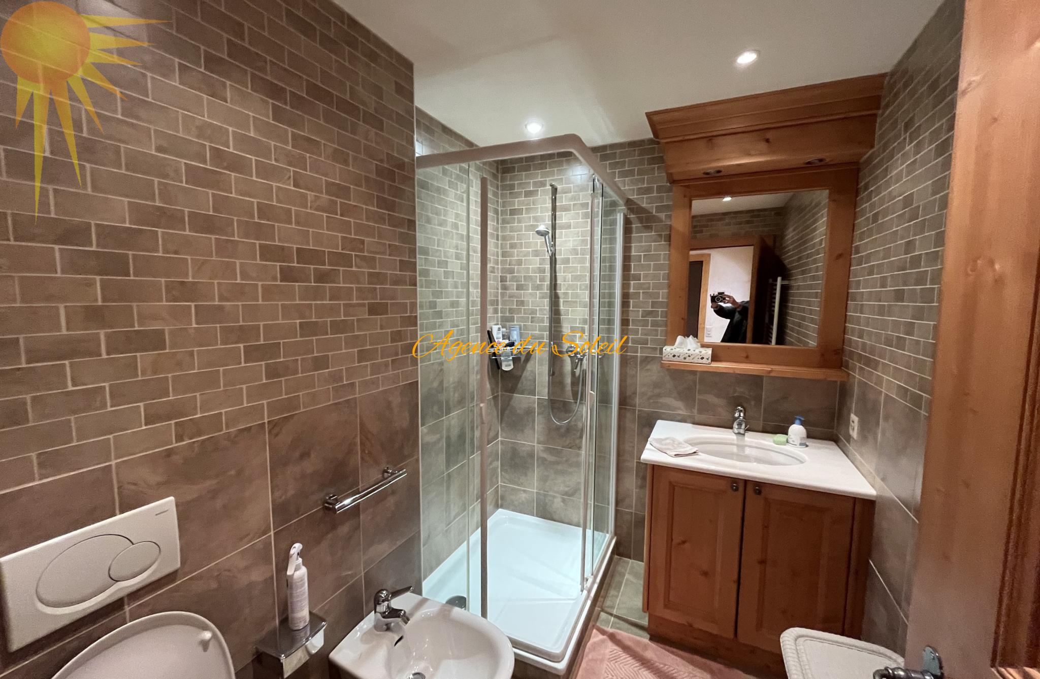 Modernes Badezimmer mit Dusche und Holzmöbeln