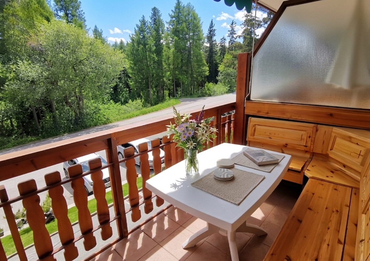 Überdachter Balkon mit Holzsitzbank