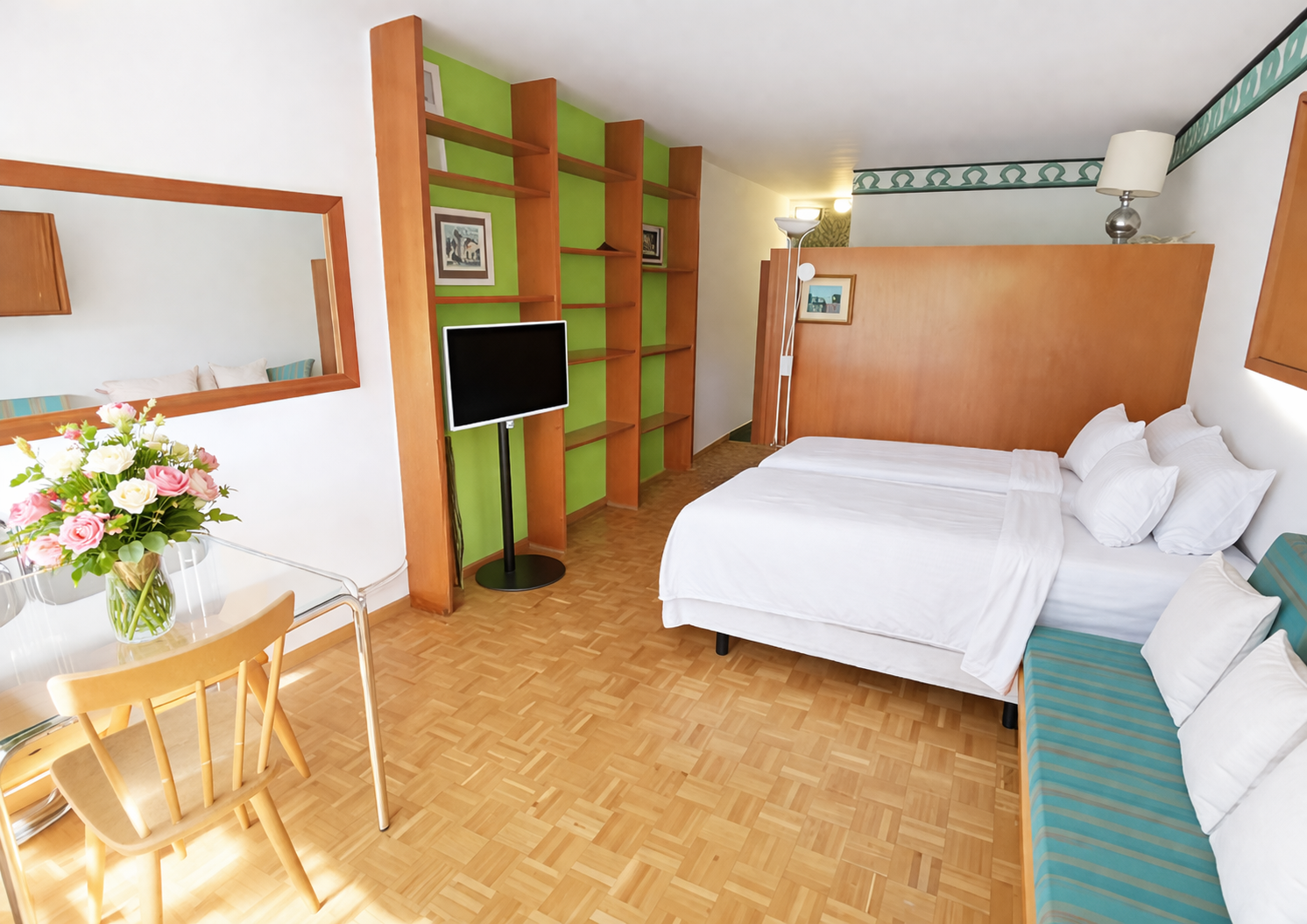 Helles Schlafzimmer mit Sitz- und Arbeitsbereich