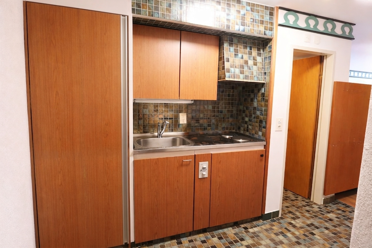 Kompakte Küchenzeile mit Mosaikfliesen