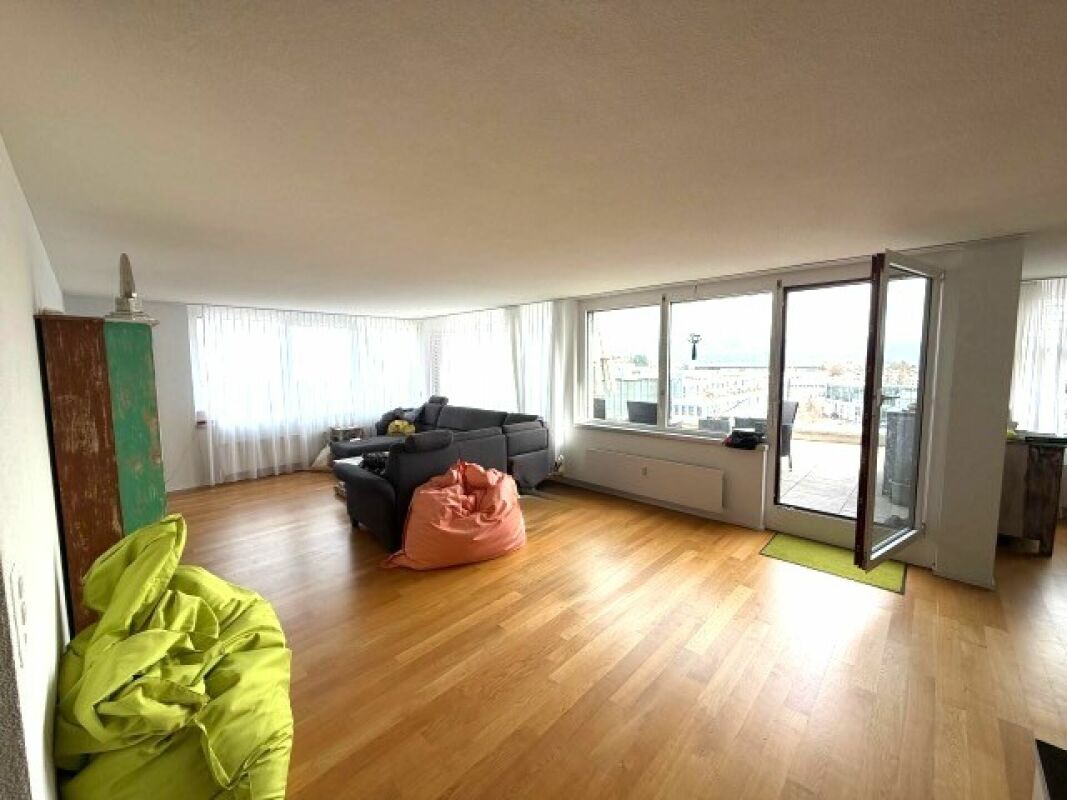 Großzügiges Wohnzimmer mit Terrasse