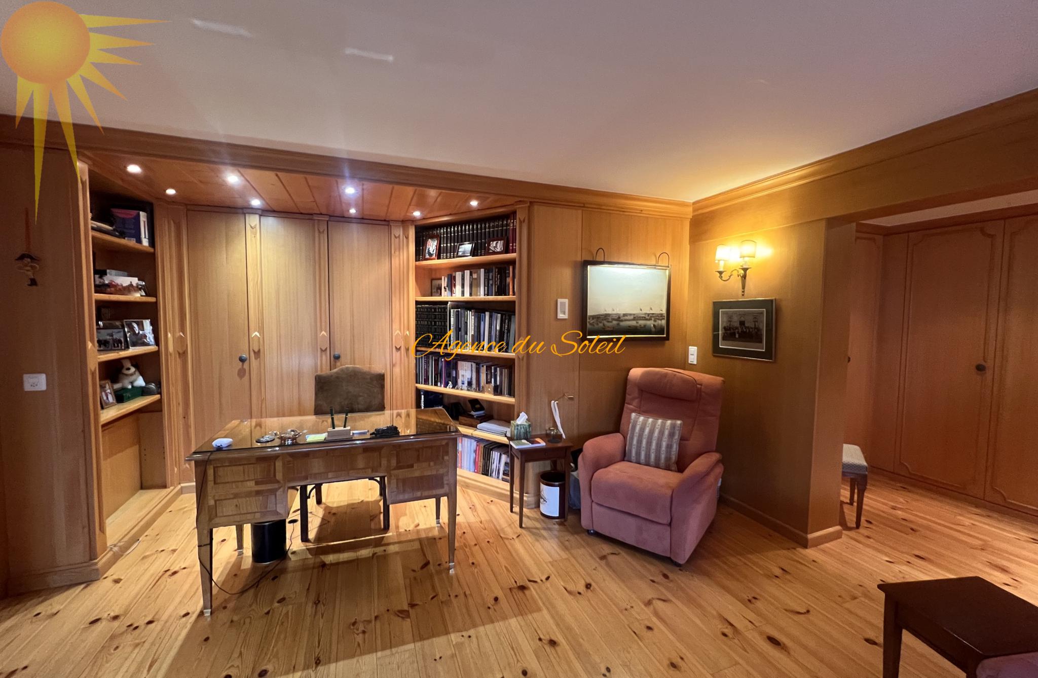 Gemütliches Holz-Büro mit warmem Licht