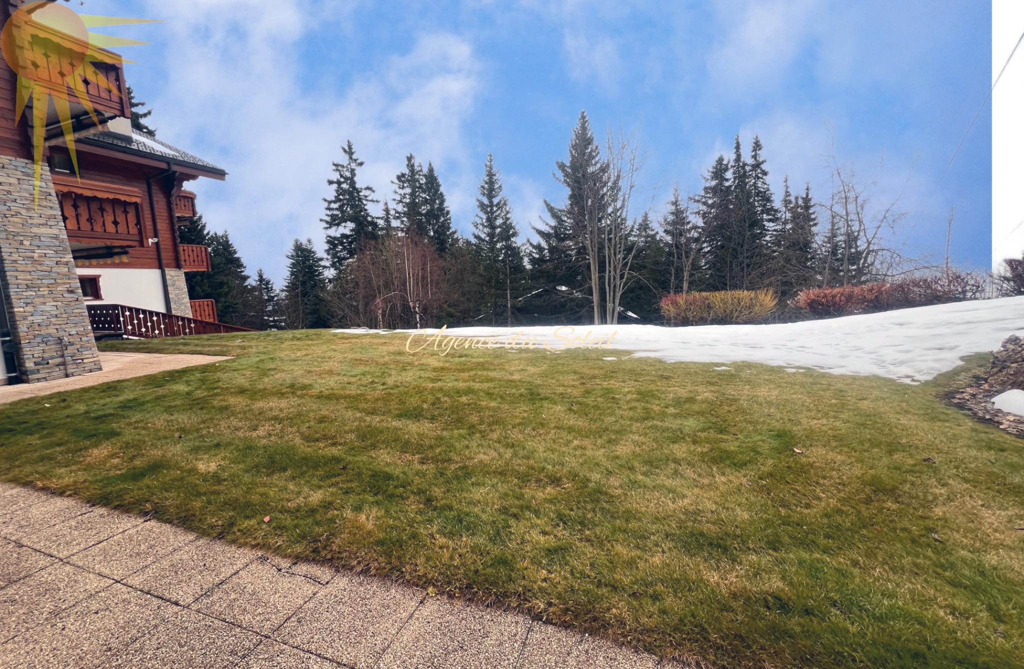 Alpenchalet mit winterlichem Garten