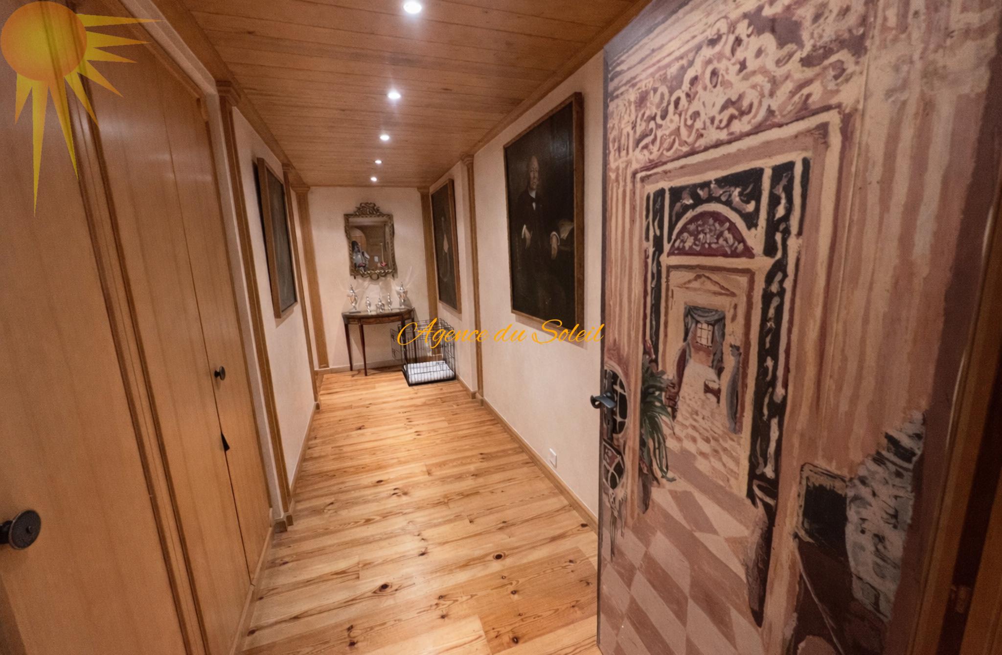 Flur mit Holzverkleidung und Kunst