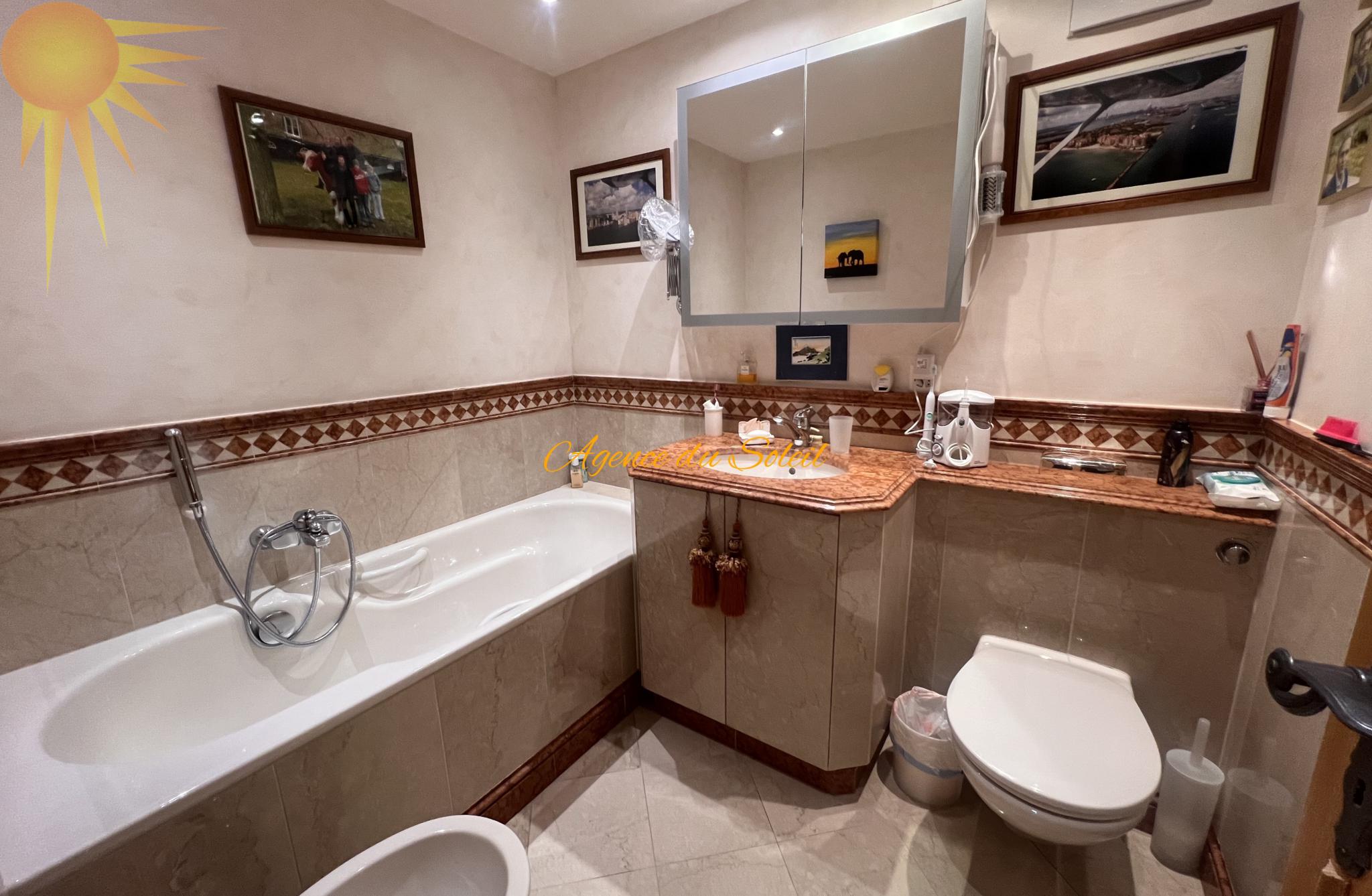Badezimmer mit Wanne, Waschtisch und WC