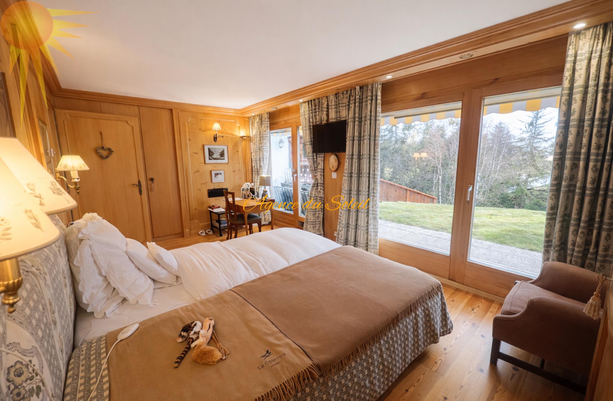 Gemütliches Schlafzimmer mit Alpenblick