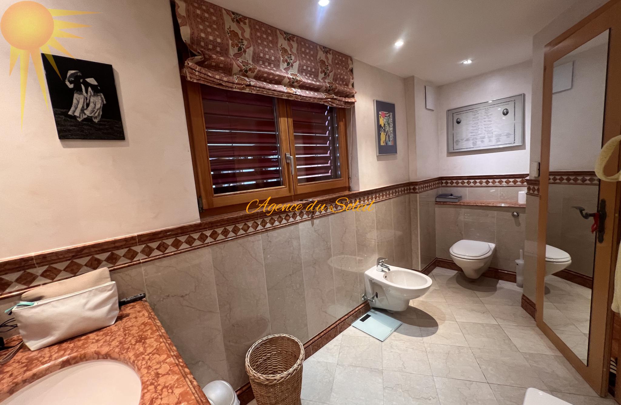 Badezimmer mit Tageslicht und Marmordetails