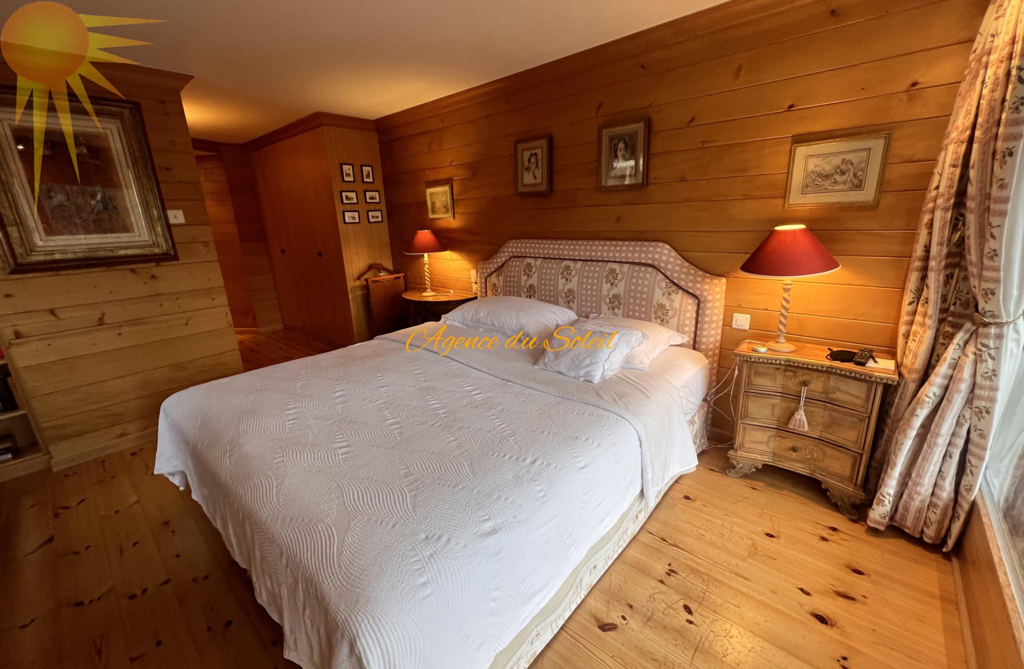 Gemütliches Schlafzimmer in Holzoptik