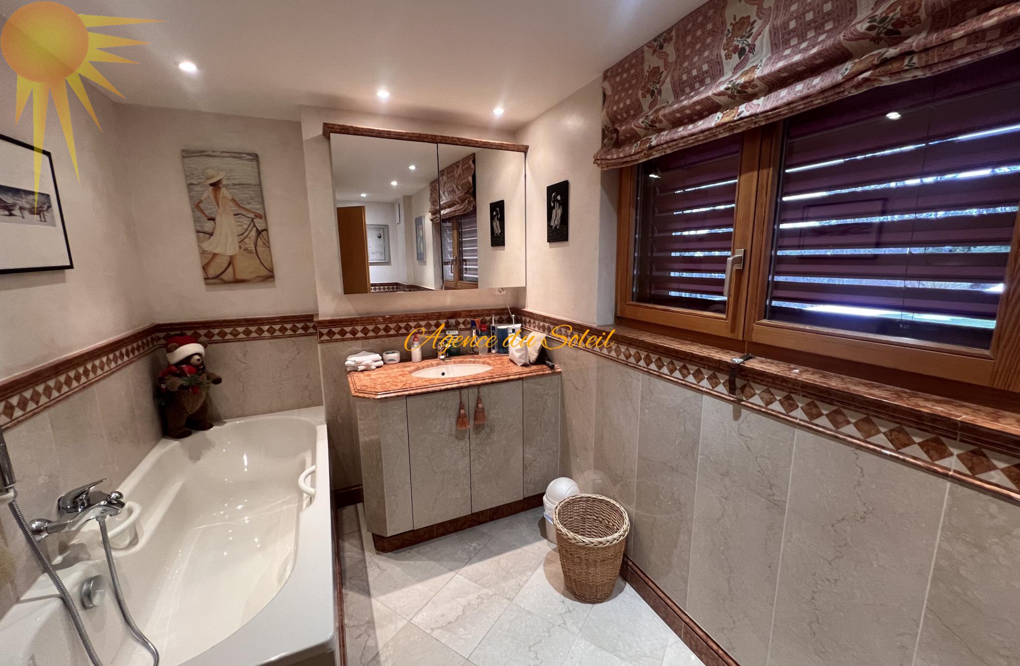 Badezimmer mit Badewanne und Waschtisch