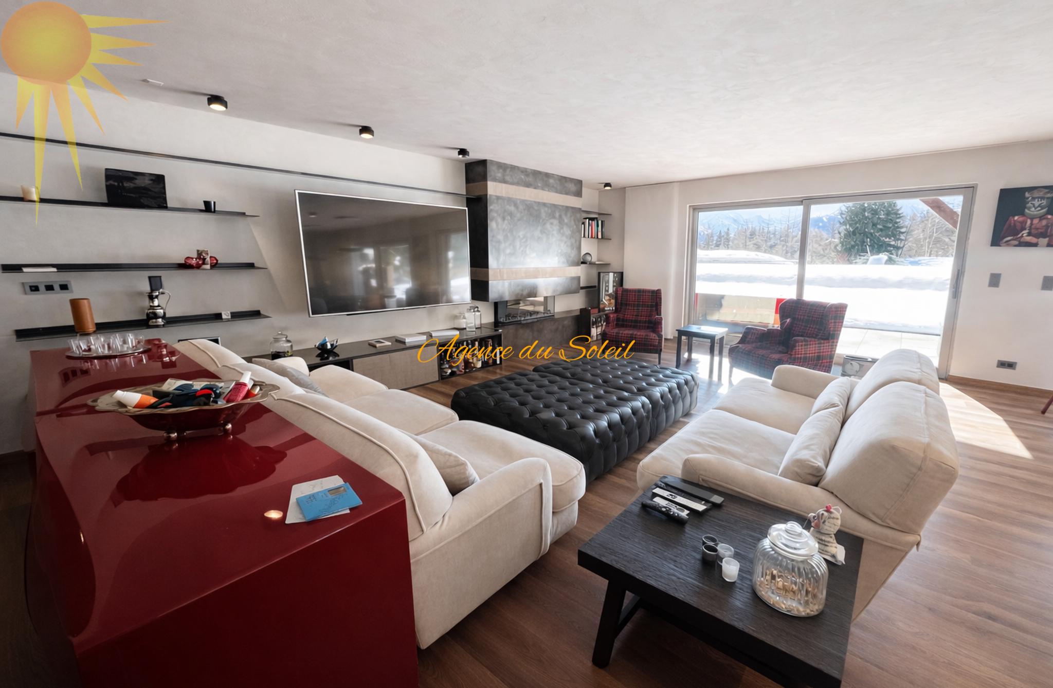 Helles Wohnzimmer mit Panoramafenster und Kamin